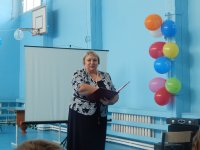 Директор школы Валентина Анатольевна Белик обращается с поздравительным словом