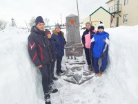 Волонтёры МОКУ «Устьевая школа» «откопали» от снега обелиск